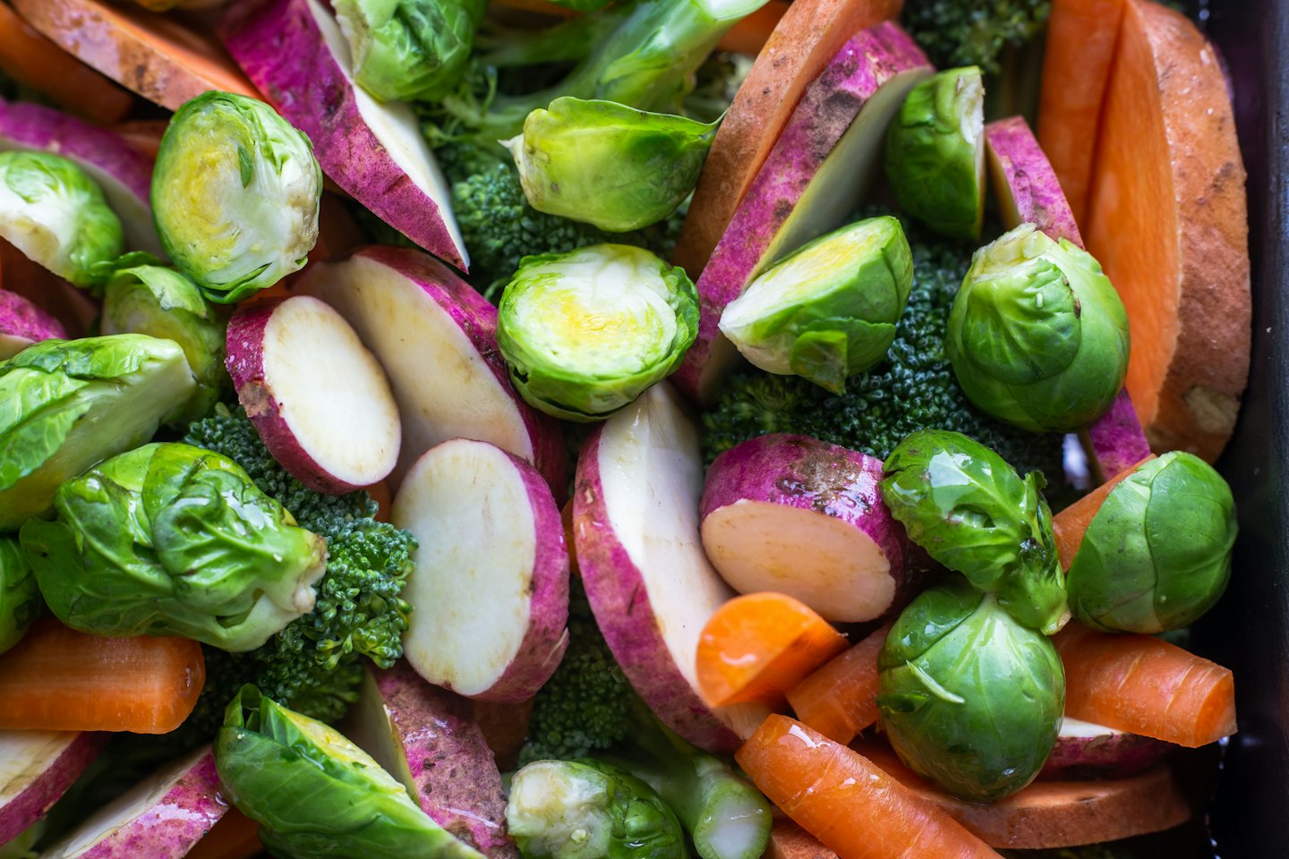 Verduras picadas en un plato listas para asar.
